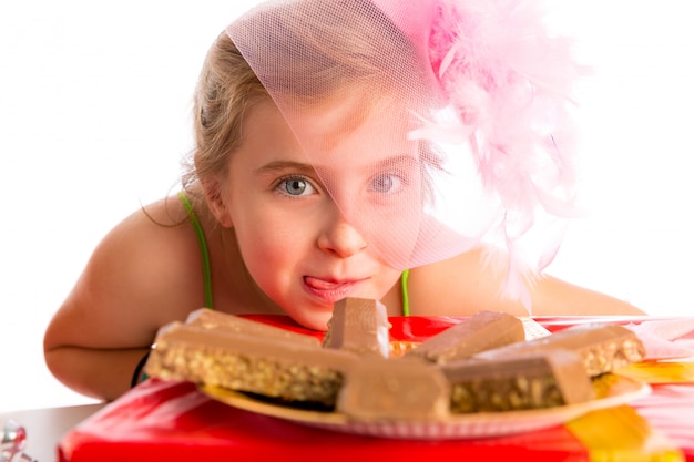 空腹のジェスチャー金髪の子供女の子のパーティーチョコレート