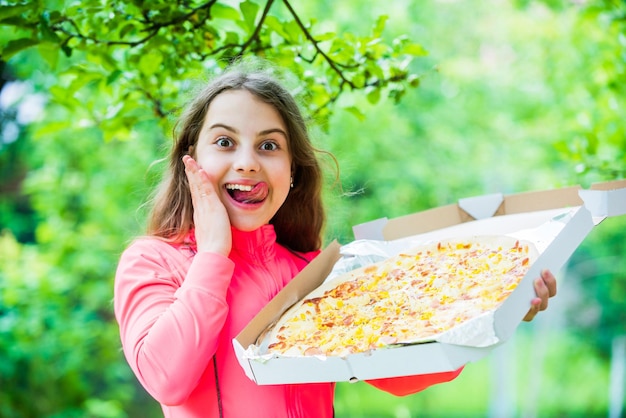 Ragazza affamata pizza box natura sfondo squisito cibo picnic concetto