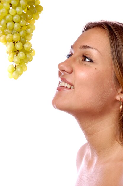 Голодная девушка хочет съесть вкусный сочный виноград
