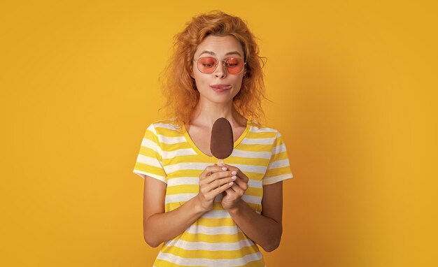 Photo hungry girl with icecream on background photo of girl with icecream at summer