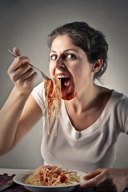 Photo hungry girl with spaghetti