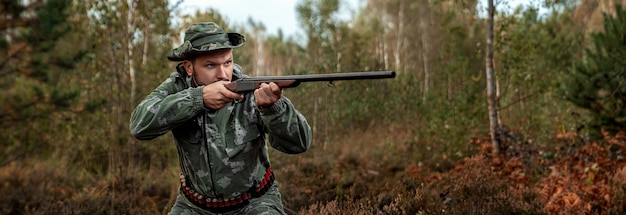 Photo hunter man in camouflage with a gun during the hunt