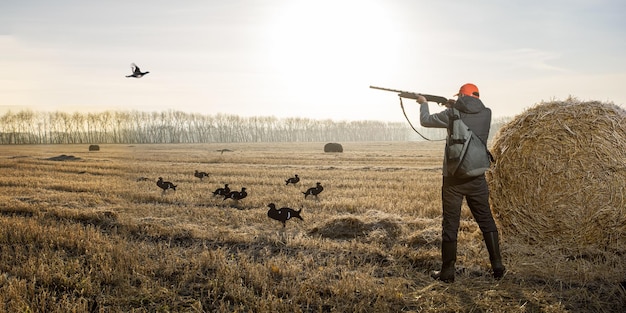 Premium Photo Hunter man with a gun during the hunt of wild birds or game hunting banner