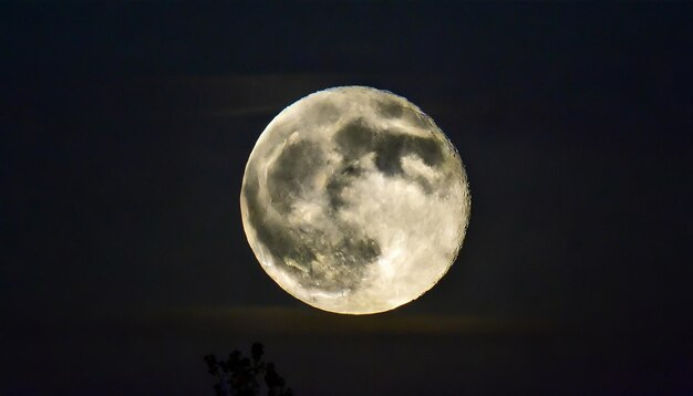 Foto hunter's maan super volle maan met donkere achtergrond madrid spanje europa horizontale foto