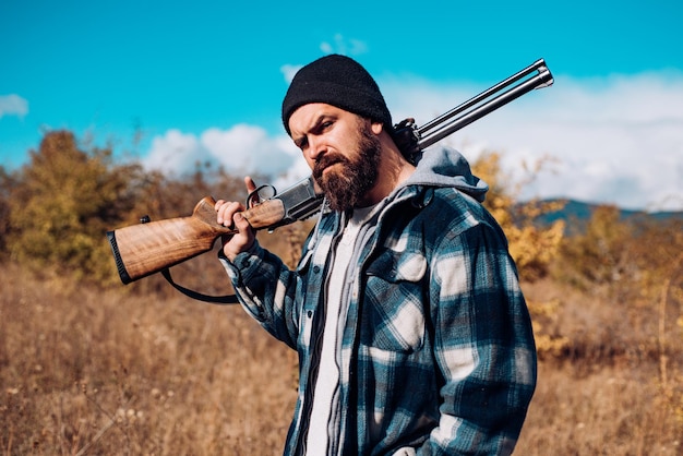 Фото Охотник с ружьем на охоте. пистолет винтовка.