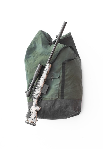 狩猟用ライフルと白い背景で隔離のバックパック