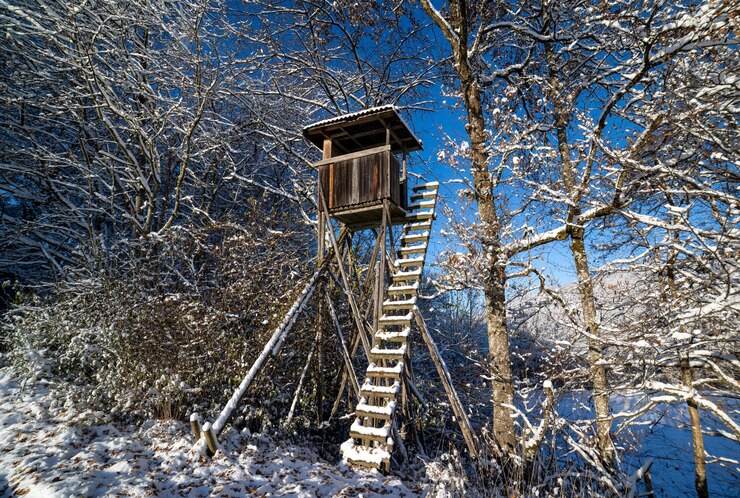 Photo hunting tower at the edge of the winter forest