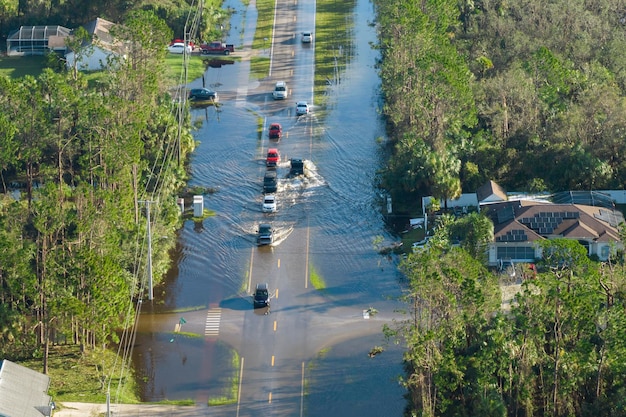 写真 ハリケーンによる降雨によりフロリダの道路は避難車で浸水し郊外の住宅地で水屋に囲まれました