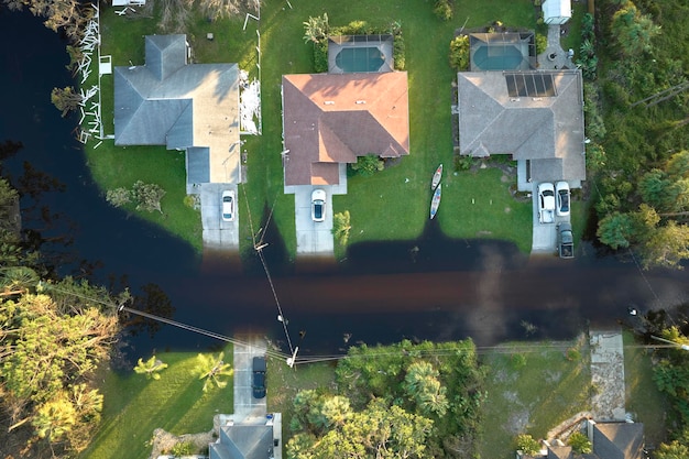 L'uragano ian ha allagato le case nella zona residenziale della florida disastro naturale e le sue conseguenze