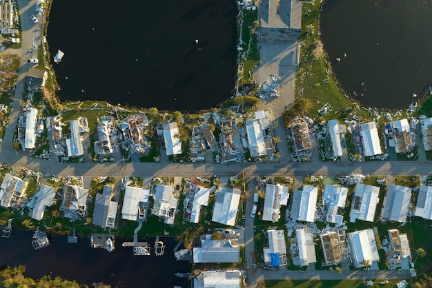 Foto hurricane sterke wind vernietigde voorstedelijke huizen daken in florida mobiele huis woonwijk gevolgen van natuurramp