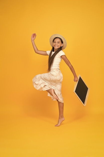 여름 쇼핑 판매를 위해 서두르세요 행복한 작은 소녀는 여름 활동을 위한 보드 광고 및 마케팅 어린이 캠프 일정을 잡고 있습니다. 십대 소녀 여름 패션 여행은 따뜻한 나라 복사 공간
