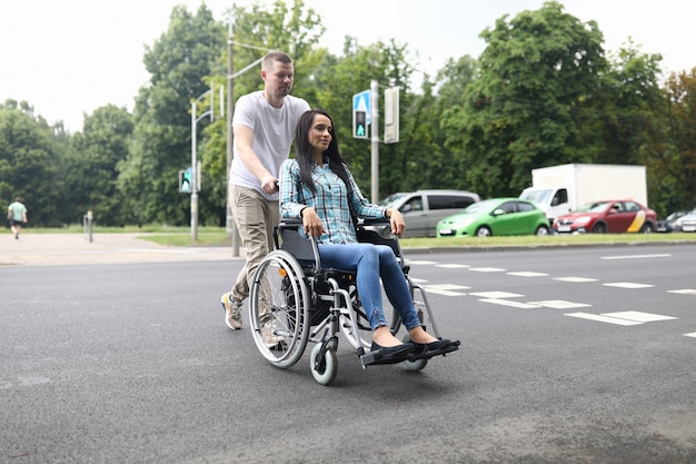 夫は若い妻と車椅子を転がし