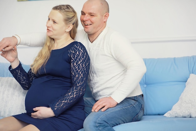 남편과 아내는 아이를 기대하고 있습니다 젊은 가족 부부 임신 큰 배를 가진 여성