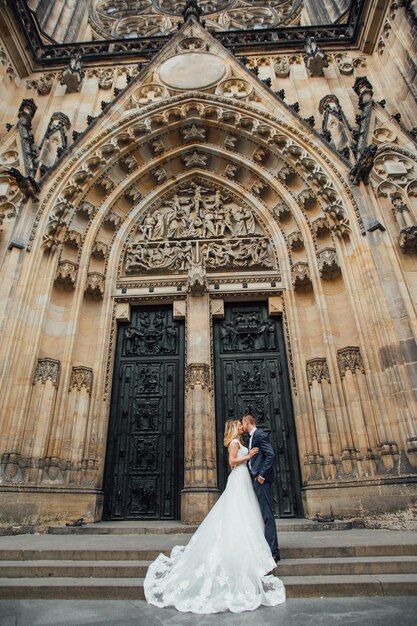 Муж и жена держатся за руки на закате в Праге