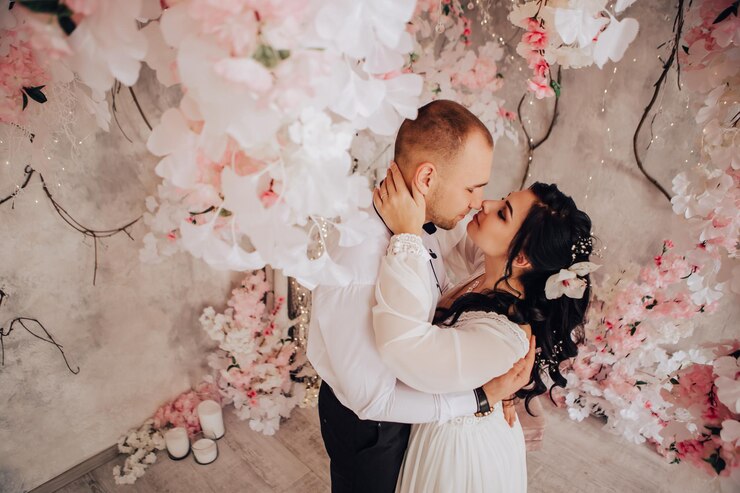 スタジオでの写真撮影で抱き締める夫婦夫婦