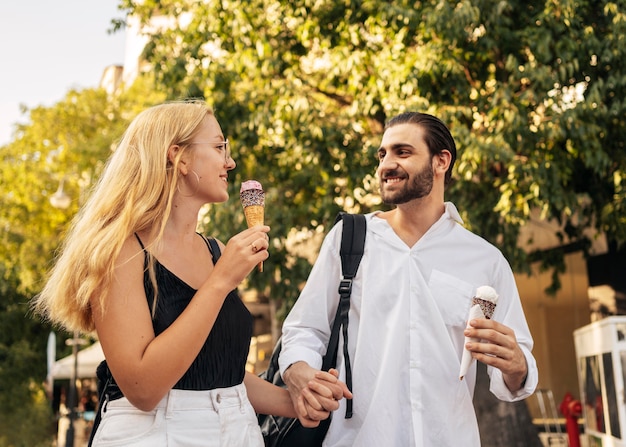 Photo husband and wife enjoying an ice cream outdoors