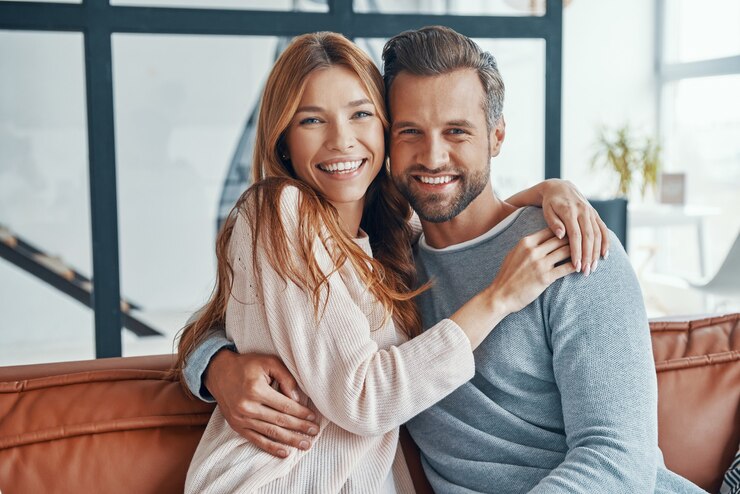 Photo husband and wife spending time together at home
