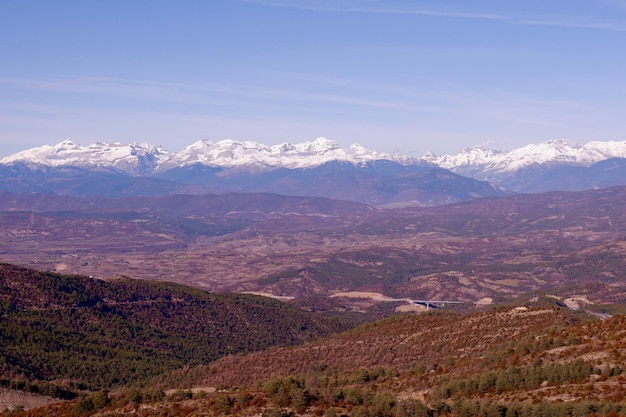 Husk bedekt een prachtig berglandschap met besneeuwde plectrums in het gebied van Puerto de Monrepos, Spanje