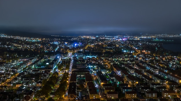 Paesaggio urbano di huskvarna di notte, svezia.