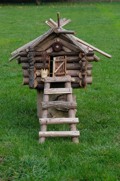 写真 緑の芝生の上の小屋馬場ヤーガ