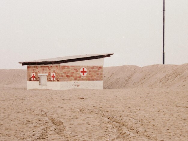 Foto cottage sulla spiaggia contro un cielo limpido