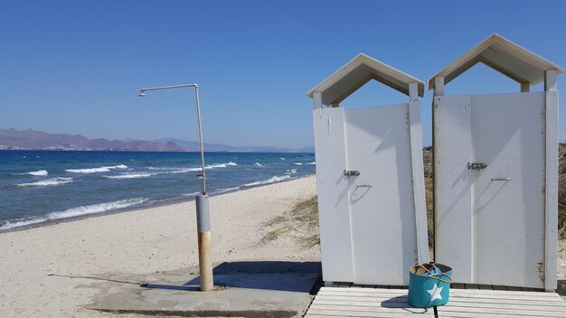 Foto cappella sulla spiaggia contro il cielo