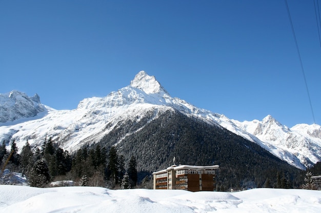 Hut in de bergen van Dombai, Kaukasus, Rusland