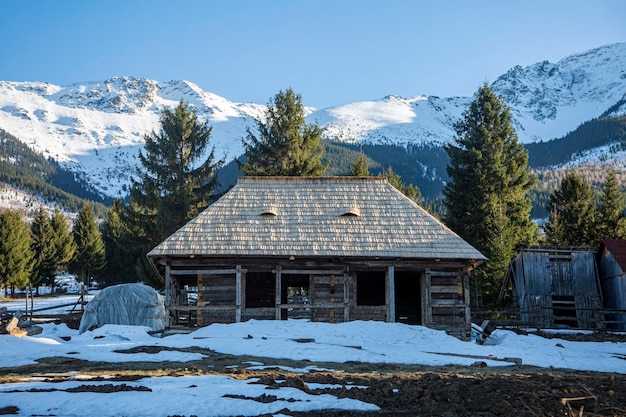 Hutsul houten huis in het Rodna-gebergte in de regio Maramures in de buurt van Roemenië, Oekraïne