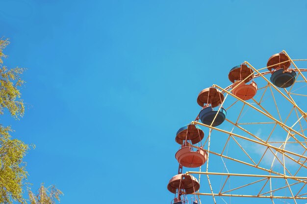 Hutten het reuzenrad tegen de blauwe lucht