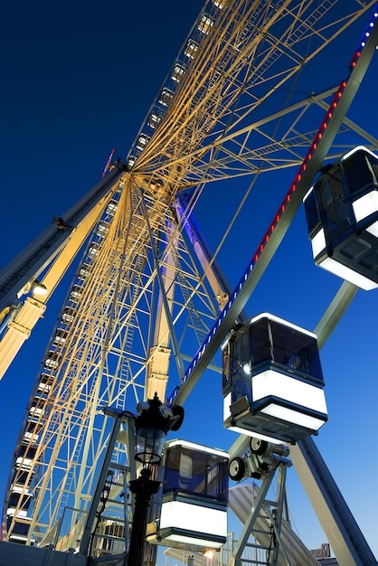 Hutten van reuzenrad en heldere blauwe lucht