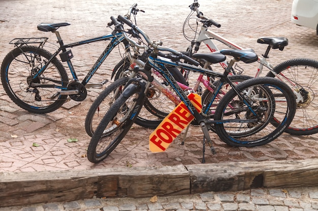 huur van fietsen op de parkeerplaats bij de hotelclub Salima