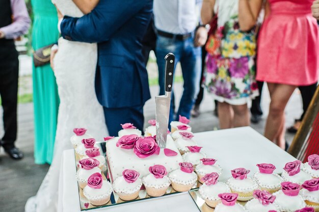 Huwelijk cupcakes met roze rozen.