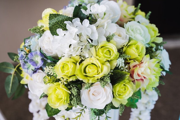 Huwelijk met witte bloemen