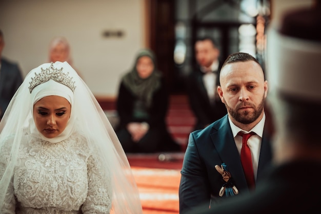 Foto huwelijk van een moslimpaar tijdens een huwelijksceremonie moslimhuwelijk selectieve aandacht