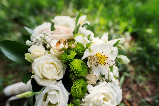 Huwelijksboeket bij groen gras