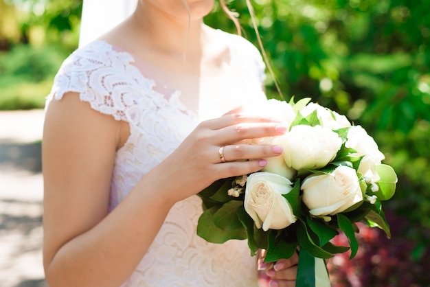 Huwelijksboeket, bouqet van mooie bloemen op een huwelijksdag