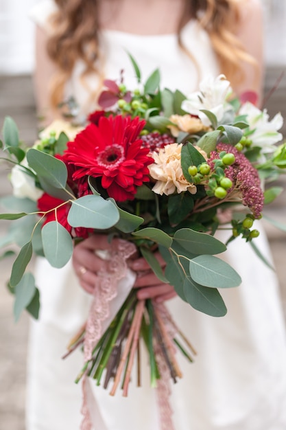 Huwelijksboeket van bloemen met inbegrip van Rood hypericum