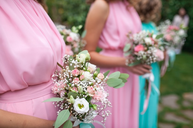 Huwelijksboeket van bloemen met inbegrip van Rood hypericum