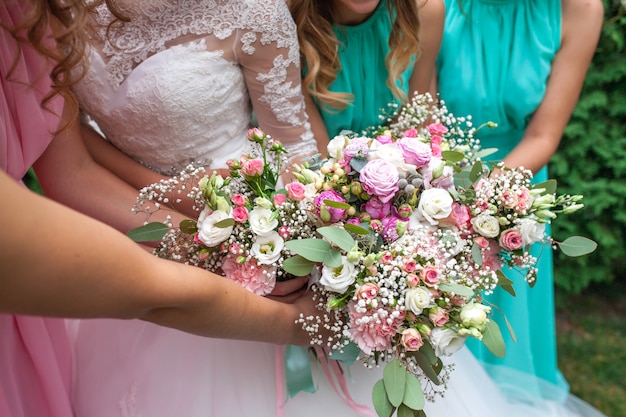 Huwelijksboeket van bloemen met inbegrip van Rood hypericum