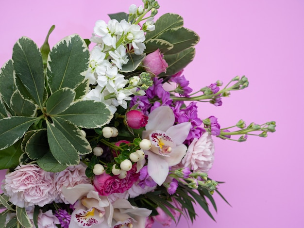 Huwelijksboeket van orchideeën, matiolli, anjers, mooie delicate bloemen.