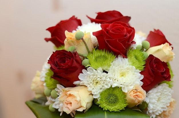 Huwelijksboeket van rode rozen en witte bloemen close-up