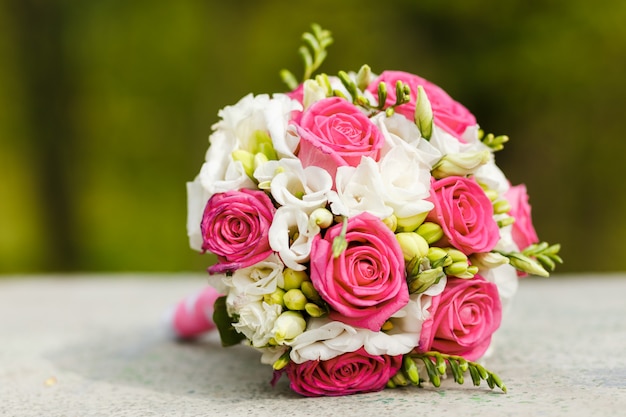 Huwelijksboeket van rode witte rozen