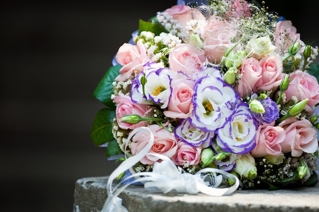 Huwelijksboeket van roze rozen