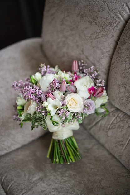 Huwelijksboeket van witte rozen en paarse tulpen