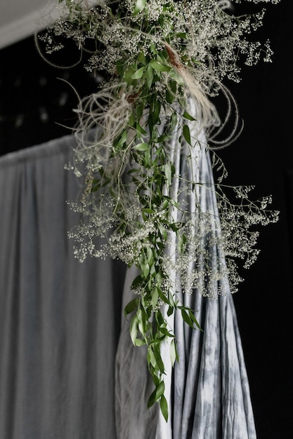 Huwelijksboog met gedroogde bloemen natuurlijke bloemen grijze achtergrond