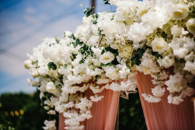 Huwelijksboog van verse bloemen close-up