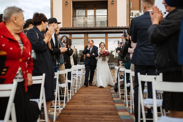 Foto huwelijksceremonie van de pasgetrouwden op de pier