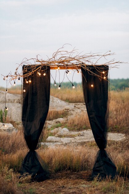 Foto huwelijksceremonieruimte, boogstoelen decor