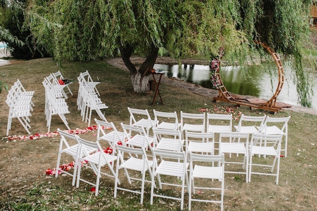 Foto huwelijksceremonieruimte, boogstoelen decor