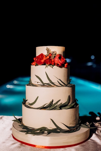 Huwelijksdecor met cake op een houten bank tegen een watervalachtergrond